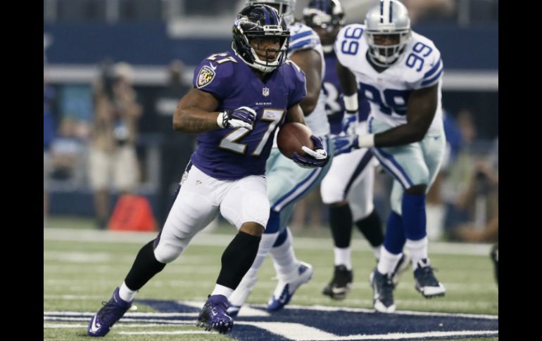 Ray Rice, de los Cuervos fue suspendido dos juegos por golpear a su mujer. AP /