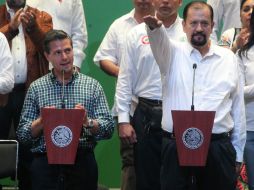 El Presidente Peña Nieto toma protesta al senador Manuel Cota.  /