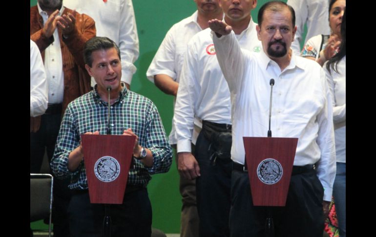 El Presidente Peña Nieto toma protesta al senador Manuel Cota.  /