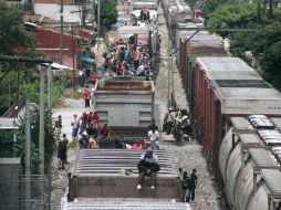 Migrantes suben al tren de carga conocido como 'La Bestia' para llegar a Estados Unidos. ARCHIVO /