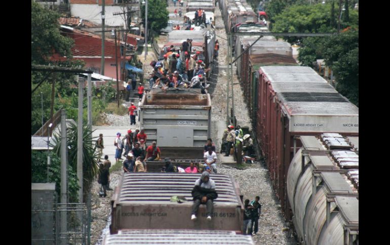 Migrantes suben al tren de carga conocido como 'La Bestia' para llegar a Estados Unidos. ARCHIVO /