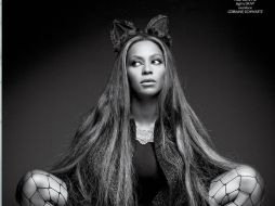 Beyoncé luce sensual en portada de la revista 'CR Fashion Book'. ESPECIAL /