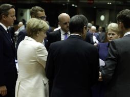 Los líderes de los países de la Unión Europea se reúnen en una mesa redonda a discutir la crisis ucraniana. AP /