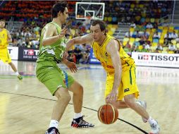 El jugador australiano Joe Ingles (d) y el esloveno Domen Lorbek (i), durante el partido de la primera jornada del grupo D. EFE /