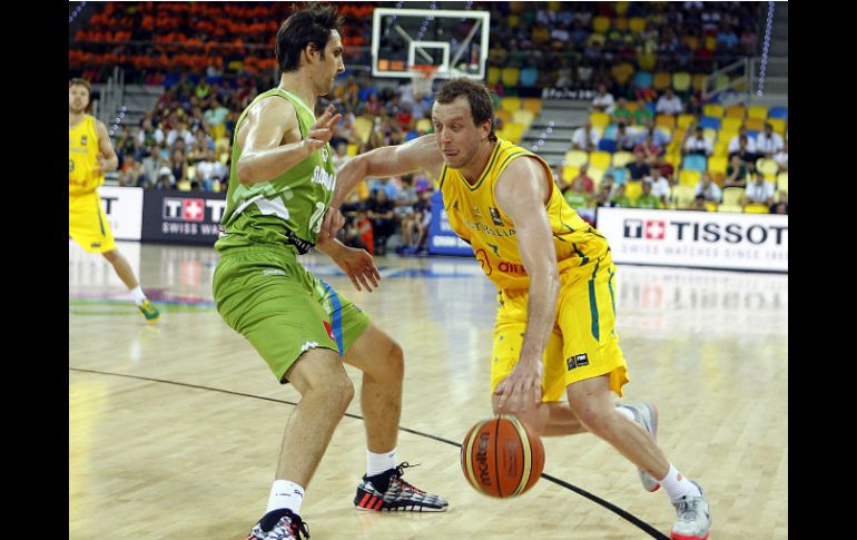 El jugador australiano Joe Ingles (d) y el esloveno Domen Lorbek (i), durante el partido de la primera jornada del grupo D. EFE /