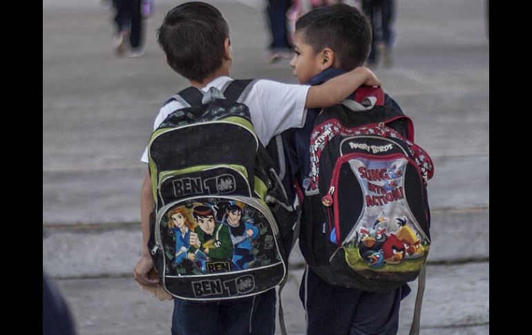 Un niño de diez años de edad, que pesa 40 kilos, no debería llevar más de cuatro kilos en su mochila. ARCHIVO /