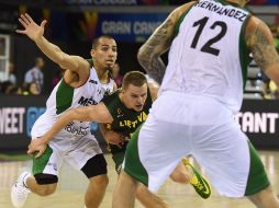 Cruz y Hernández tratan de evitar la colada de Pocius de Lituania, durante el partido. AFP /