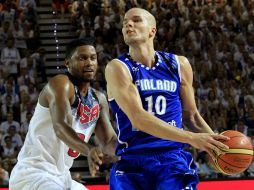 Alero estadounidense Rudy Gay (i) defiende ante el jugador finlandés Tuukka Kotti durante el partido disputado entre ambos equipos. EFE /