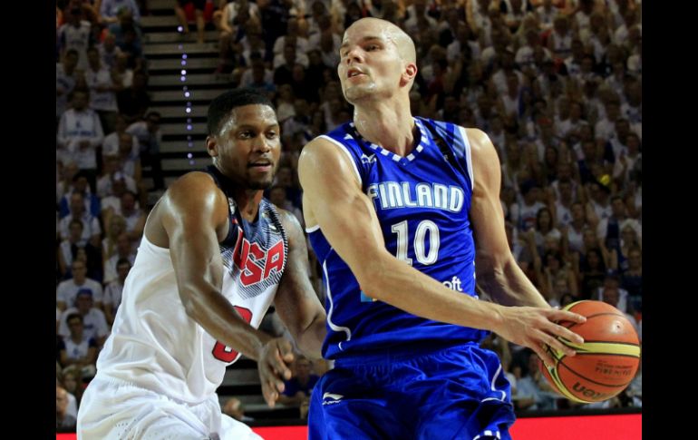 Alero estadounidense Rudy Gay (i) defiende ante el jugador finlandés Tuukka Kotti durante el partido disputado entre ambos equipos. EFE /