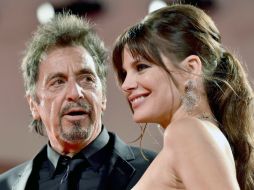 Al Pacino arriba con la actriz argentina Lucila Sola para la premier de 'The Humbling' durante la Muestra de Cine en Venecia. EFE /