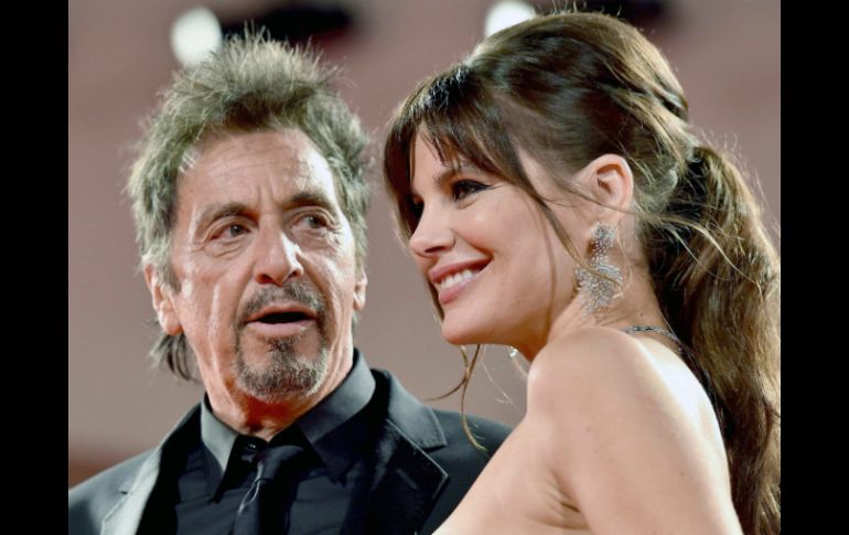 Al Pacino arriba con la actriz argentina Lucila Sola para la premier de 'The Humbling' durante la Muestra de Cine en Venecia. EFE /