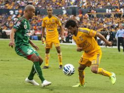 Acción de juego entre Damian Álvarez (d) de Tigres y Luis Rodríguez (i) de Jaguares. AFP /