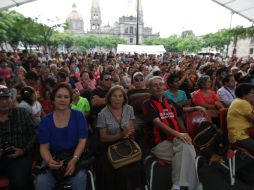 Público en Plaza Liberación, donde varios mariachis ofrecieron un espectáculo a la gente que iba pasando.  /