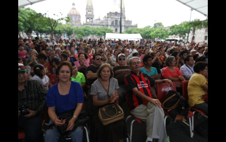 Público en Plaza Liberación, donde varios mariachis ofrecieron un espectáculo a la gente que iba pasando.  /