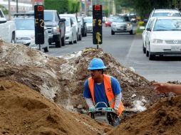 Personal del SIAPA trabajaba ayer en la reparación de una fuga en el cruce de Manuel Acuña y Juan Palomar y Arias.  /