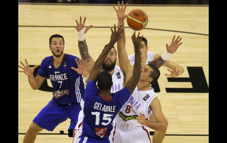 Francia y Serbia disputan el balón en partido de la fase de grupos. AFP /