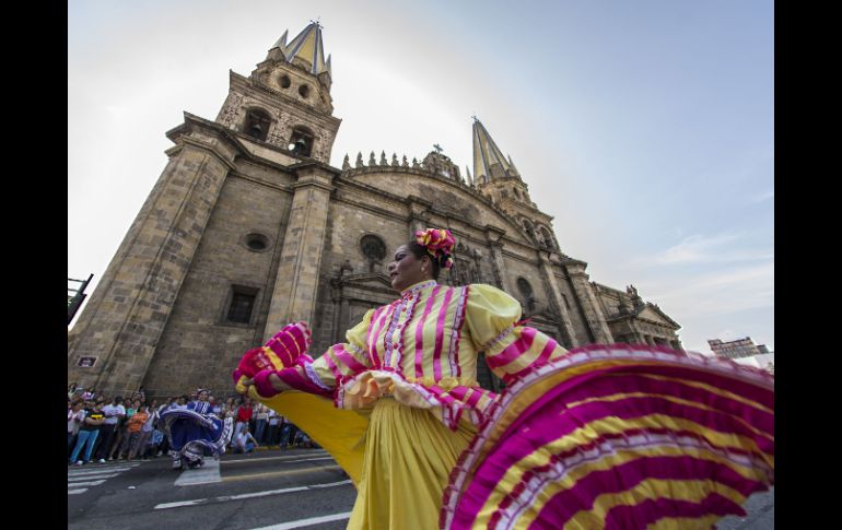 Niños y adultos viven la fiesta del desfile en pleno centro de la ciudad.  /