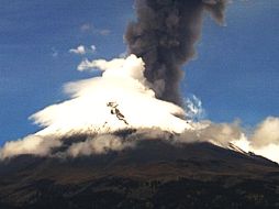 Imagen de la exposión del Popocatépetl registrada a las 12:40 horas. Tomada de @webcamsdemexico. ESPECIAL /