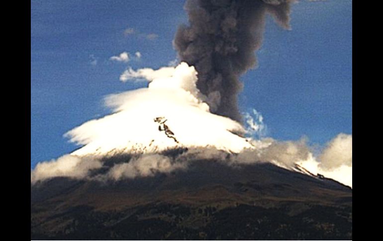 Imagen de la exposión del Popocatépetl registrada a las 12:40 horas. Tomada de @webcamsdemexico. ESPECIAL /