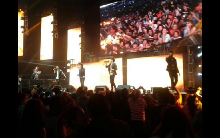 La agrupación CD9 interpretó 'The Party' y 'Ángel cruel' para culminar el espectáculo de seis horas. Foto: Twitter @977_fm. ESPECIAL /