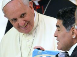 Maradona y el Papa Francisco comparten los colores de la Selección argentina. AFP /