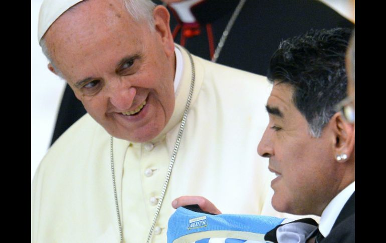 Maradona y el Papa Francisco comparten los colores de la Selección argentina. AFP /