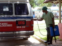 Un trabajador médico desinfecta una ambulancia en un hospital de Monrovia. AFP /