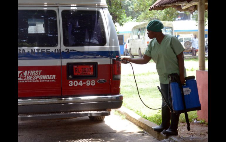 Un trabajador médico desinfecta una ambulancia en un hospital de Monrovia. AFP /