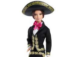 La emblemática muñeca viste de traje charro negro, sombrero, botas y un moño rosa como corbatín. ESPECIAL /