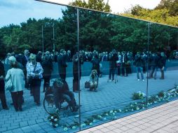 El monumento consta de una pared de cristal de 24 metros de largo y un fondo oscuro que se orienta al cielo. AP /