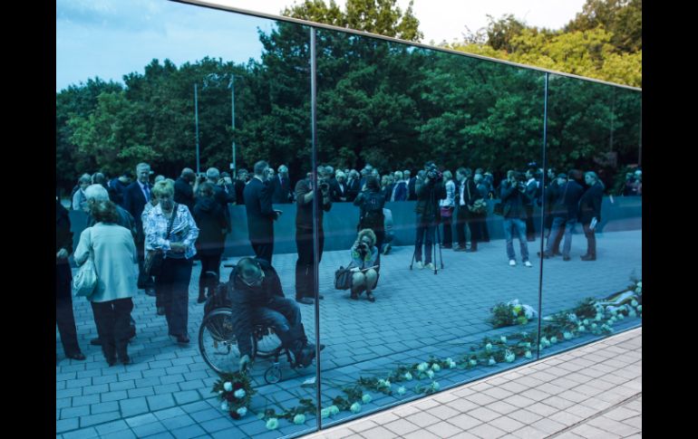 El monumento consta de una pared de cristal de 24 metros de largo y un fondo oscuro que se orienta al cielo. AP /