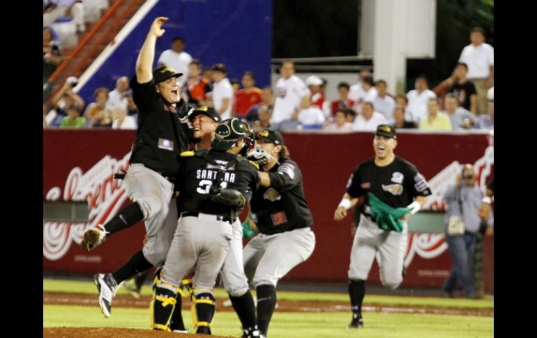 Los Pericos festejaron su victoria y el pase a la final por el título de la Liga Mexicana. NTX /