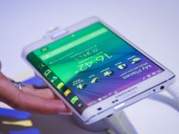 Con el modelo Edge, Samsung ofrece un uso práctico para la curvatura. AFP /