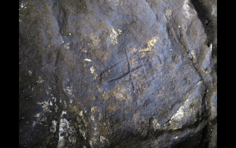 Las excavaciones arqueológicas hallaron 'unas líneas entrecruzadas, grabadas en la roca, de aspecto poco natural'. EFE /