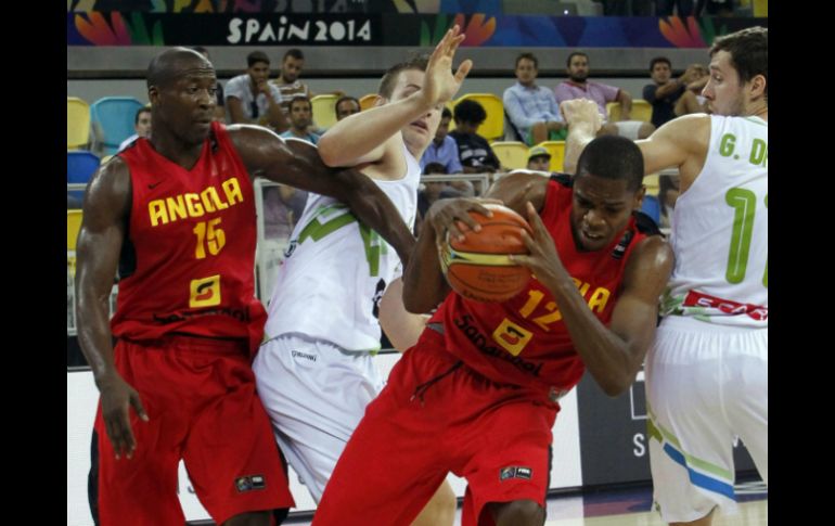 Los africanos fueron derrotados y esto da oportunidad al Tri de basquetbol de avanzar. EFE /