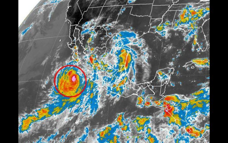 El fenómeno genera lluvias intensas en Michoacán, Jalisco y Colima, y muy fuertes en BCS, Sinaloa, Nayarit, Durango y Zacatecas. ESPECIAL /