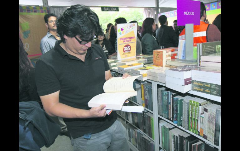 Entre lectores, editores, escritores y funcionarios inició ayer la gran celebración del FCE. NTX /