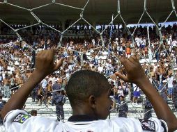 El club brasileño fue multado por los gritos racistas de sus seguidores contra el defensa del equipo contrario. ARCHIVO /