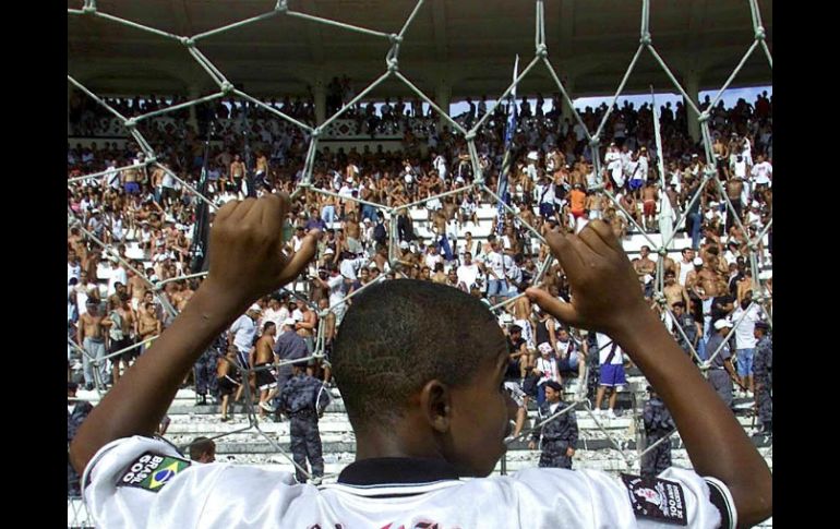 El club brasileño fue multado por los gritos racistas de sus seguidores contra el defensa del equipo contrario. ARCHIVO /