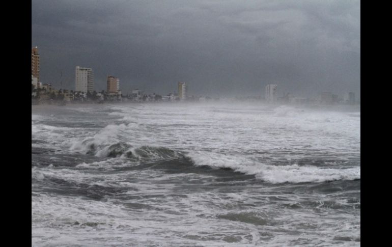 El huracán 'Norbert' también afectó las costas de Mazatlán. EFE /