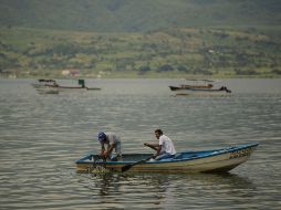 Desde el miércoles por la tarde se entrega asistencia en efectivo a más de 190 pescadores de Cajititlán. ARCHIVO /