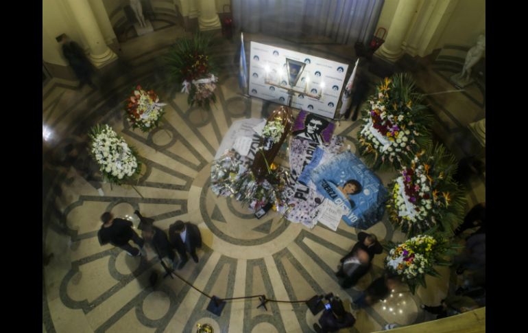 Varios fans acudieron a llevarle flores, mantas y apoyo a la familia y dar el último adiós al cantante. EFE /