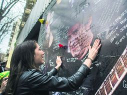 Seguidores del vocalista de Soda Stereo lamentaron su muerte y le dedicaron mensajes. EFE /