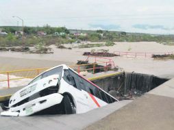 Tras las lluvias de 'Dolly', un camión se hundió por el reblandecimiento del puente del Río San Marcos, en Ciudad Victoria. SUN /