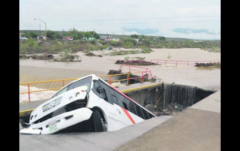 Tras las lluvias de 'Dolly', un camión se hundió por el reblandecimiento del puente del Río San Marcos, en Ciudad Victoria. SUN /