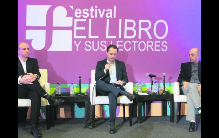 Andrew Littel, Diego Echeverría y Jorge Volpi, durante la mesa de diálogo en torno al libro electrónico.  /