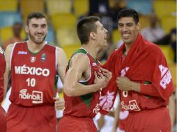 Román Martínez celebra la anotación de una canasta desde atrás de la línea de media cancha, que disparó con el reloj en cero. AFP /