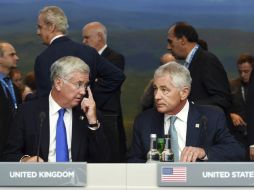 Michael Fallon (i) y Chuck Hagel (d), en la reunión de ministros de Defensa de la cumbre de la OTAN. EFE /