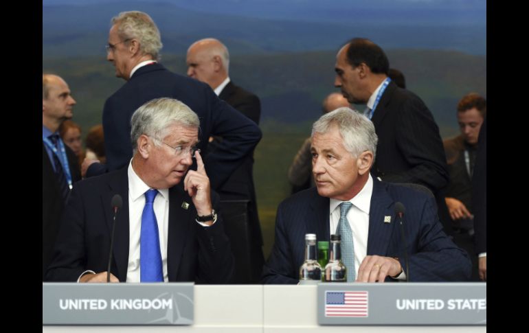 Michael Fallon (i) y Chuck Hagel (d), en la reunión de ministros de Defensa de la cumbre de la OTAN. EFE /