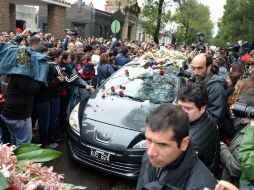 La carroza que llevaba el ataúd con el cuerpo de Cerati, fue cubierto por una espesa capa de flores. EFE /